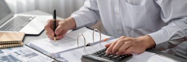 Ofis masasında hesap makinesi olan şirket denetçisi bütçesini hesaplıyor. Muhasebe şirketinin özel muhasebecisi gelir tahmini için finansal belgeleri analiz ediyor. İçgörü