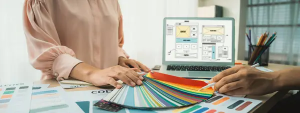 Przycięty Obraz Projektanta Wnętrz Wybiera Kolor Kolorowych Próbek Podczas Gdy — Zdjęcie stockowe