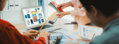 İç mimari ekibinin kırpılmış resmi, mobil uygulama ve web sitesi için UI ve UX tasarımları görüntülenirken renk örnekleri kullanarak renk sunar. Yaratıcı tasarım ve iş konsepti. Değiştirilmiş.