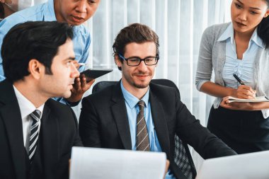 Modern ofis ortamında çalışan çeşitli etnik gruplardan çeşitli iş adamları. Üretken ve çok ırklı ofis çalışanları stratejik ticari pazarlama konusunda tartışmaya giriştiler. Çok titiz.