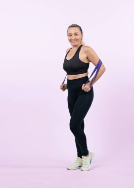 Vücut uzunluğu tam, atletik ve sportif yaşlı kadın izole arka planda fitness direnci bandı var. Emeklilikten sonra sağlıklı, aktif bir fiziğe ve vücut bakımına sahip. Etki