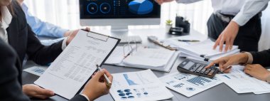 İş zekası ve veri analizi kavramı. Analizci ekibi laptop ekranında finansal veri analizi üzerinde çalışıyor. Etkili iş stratejik planlama için pazarlama göstergesi olarak. İçgörü