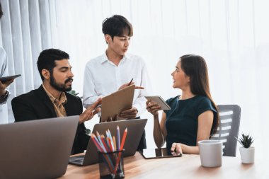 Profesyonel Asyalı çalışanlar, şirket ofisinde takım olarak çalışarak iş planları ve bilgisayarla başarılı olmak için verileri tartışırlar. Modern ofis çalışanı takım çalışması konsepti. Uyum