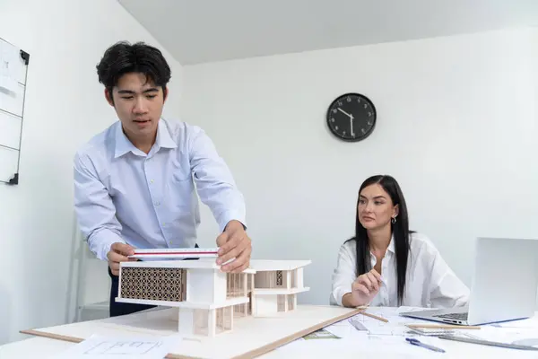 Professionele Mannelijke Aziatische Architect Met Behulp Van Liniaal Huis Modellengte — Stockfoto