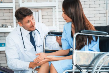 Profesyonel üniformalı doktor hastanedeki ya da klinikteki hastayı muayene ediyor. Sağlık, tıbbi ve doktor servis konsepti. Jivy