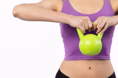 Dinç, enerjik bir kadın izole edilmiş arka planda ağırlık kaldırma egzersizi yapıyor. Genç atletik Asyalı kadın dayanıklılığı ve dayanıklılık eğitimi rutin vücut egzersizi..