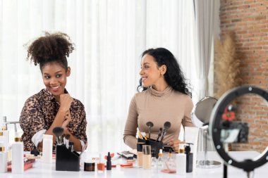 Kadın nüfuzlu kişi canlı yayında video görüntülerini çekiyor. Makyaj çok önemli sosyal medya ya da blog. Kozmetik stüdyosu ışıklandırmalı mutlu genç kız çevrimiçi pazarlama oturumu yayını için..