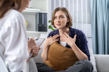 Mutlu hasta ve psikolog klinikte olumlu duygularla zihinsel sağlık sohbeti yaparken aynı zamanda en başarılı iş ve hayatı merkez ofisteki psikologlara anlatıyor. .