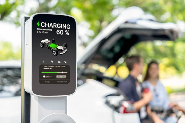 Konzentrierte Ladestation Monitor Batteriestatus Für Elektroautos Auf Verschwommenem Hintergrund Von — Stockfoto