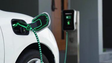 Fütürist EV şarj cihazıyla elektrikli araba şarj istasyonundan şarj oluyor. EV arabaların son teknoloji gelişimi ve sürdürülebilir enerji için akıllı ev yenilenebilir enerji altyapısı. İnceleyin