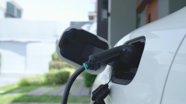 Електрична Зарядка Автомобіля Футуристичній Домашній Зарядній Станції Розумною Цифровою Голограмою — стокове відео