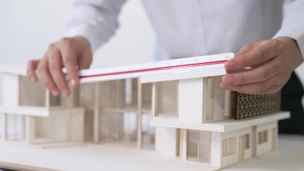 Profesionální Muž Architekt Pomocí Pravítka Změřit Délku Modelu Domu Zatímco — Stock video