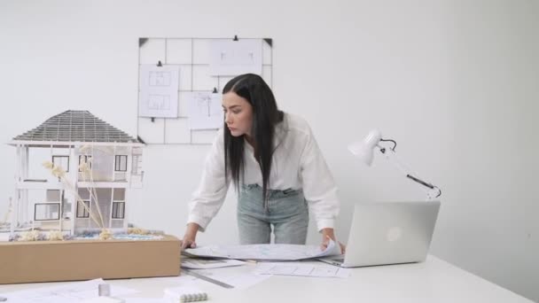 Mladý Krásný Kavkazský Architekt Klade Stůl Nákres Porovnává Jej Modelem — Stock video