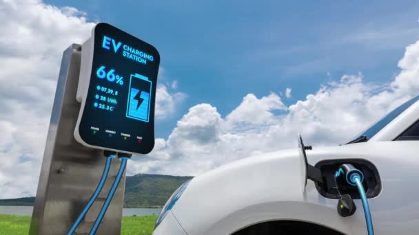 Umweltfreundliches Elektroauto Mit Sauberer Energie Lädt Batterie Futuristischer Smart Ladestation — Stockvideo
