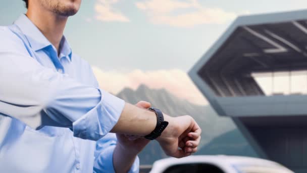 Επιχειρηματίας Ελέγξτε Την Κατάσταση Της Μπαταρίας Του Αυτοκινήτου Smartwatch Ολόγραμμα — Αρχείο Βίντεο