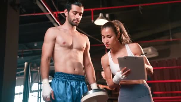 Mujer Asiática Muay Thai Boxeadora Entrenadora Personal Boxeo Que Busca — Vídeo de stock