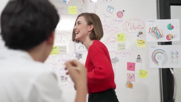 Εξειδικευμένη Νεαρή Όμορφη Επιχειρηματίας Παρουσιάζει Την Ιδέα Του Μάρκετινγκ Αυτοπεποίθηση — Αρχείο Βίντεο