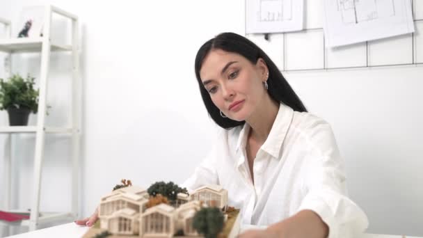 Close Jovens Qualificados Bonito Arquiteto Caucasiano Elevador Casa Modelo Lado — Vídeo de Stock