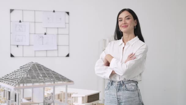 건축가 엔지니어 크로스 초상화를 청사진 사무실에서 모델과 창조적 생활과 디자인 — 비디오