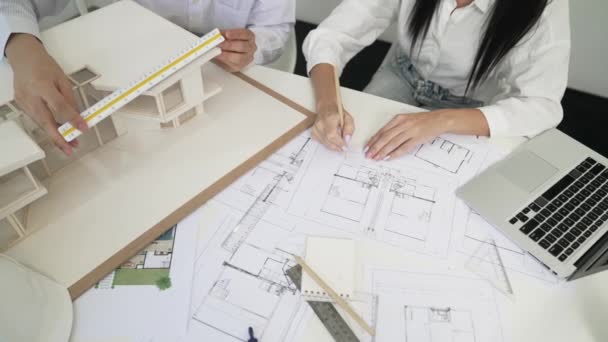 Insinyur Profesional Mengukur Model Rumah Sementara Desainer Terampil Menuliskan Dalam — Stok Video