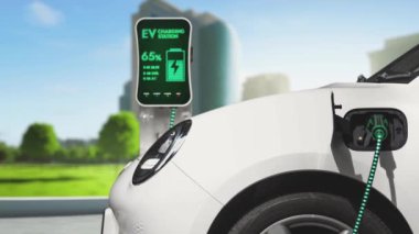 Yeşil Şehir Parkı 'ndaki ekolojik temiz enerji şarj istasyonundan gelen fütürist akıllı EV şarj aletinin şarj ettiği elektrikli araba. Alternatif enerji kullanan gelecekçi elektrikli araba. İnceleyin