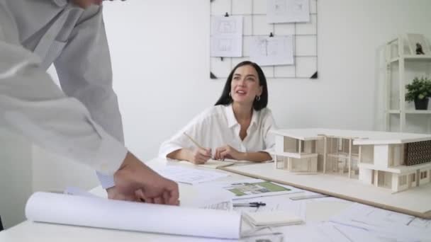 Designer Interiores Caucasiano Experiente Trabalhando Com Modelo Casa Enquanto Discutindo — Vídeo de Stock