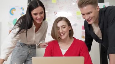 Meslektaşım strateji hakkında beyin fırtınası yaparken ve tartışırken, profesyonel iş ekibi iş kurma projesini cam panonun önünde zihin haritasıyla birlikte yürütüyor. Tertemiz..