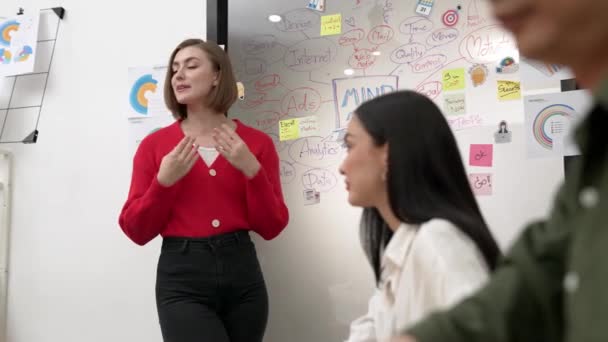 Ung Vacker Affärskvinna Presenterar Brainstorming Idé Medan Erfarna Investerare Arbetar — Stockvideo