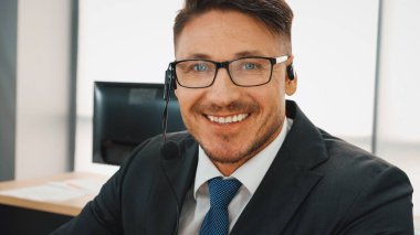 Ofiste çalışan kulaklık takan işadamları uzak müşteri ya da meslektaşlarını desteklemek için çalışıyorlar. Çağrı merkezi, tele pazarlama, müşteri destek acentesi telefon görüşmesinde hizmet sağlıyor. Jivy