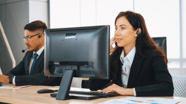 Ofiste çalışan kulaklık takan işadamları uzak müşteri ya da meslektaşlarını desteklemek için çalışıyorlar. Çağrı merkezi, tele pazarlama, müşteri destek acentesi telefon görüşmesinde hizmet sağlıyor. Jivy