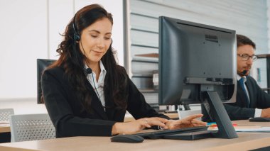 Ofiste çalışan kulaklık takan işadamları uzak müşteri ya da meslektaşlarını desteklemek için çalışıyorlar. Çağrı merkezi, tele pazarlama, müşteri destek acentesi telefon görüşmesinde hizmet sağlıyor. Jivy