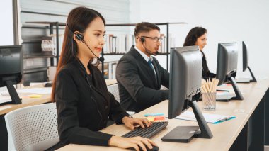 Ofiste çalışan kulaklık takan işadamları uzak müşteri ya da meslektaşlarını desteklemek için çalışıyorlar. Çağrı merkezi, tele pazarlama, müşteri destek acentesi telefon görüşmesinde hizmet sağlıyor. Jivy