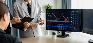 Profesyonel borsacı, finansal yatırım için yetenekli bir iş kadınına büyüme grafiği ile ilgili hisse senedi sundu. Hisse senedi. Hisse senedi. Borsa konsepti. Filizlenen..