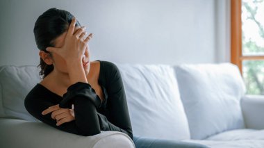 Depresyondaki zihinsel sağlık sorunu olan genç Asyalı kadın aşırı düşünme yorgunluğu, yıkıcı düşünce, asosyal, kaygı ve diğer akıl sağlığı bozukluklarından en yüksek tedaviye ihtiyaç duyuyor. .