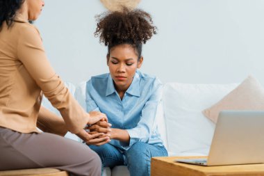 Depresyondaki hastayı neşelendirmek için destekleyici ve rahatlatıcı elleri yakın çekim ya da önemli empati ile stres zihin