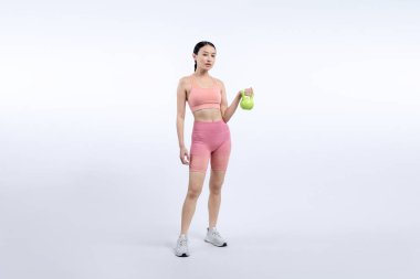 Dinç, enerjik bir kadın izole edilmiş arka planda ağırlık kaldırma egzersizi yapıyor. Genç atletik Asyalı kadın dayanıklılığı ve dayanıklılık eğitimi rutin vücut egzersizi..