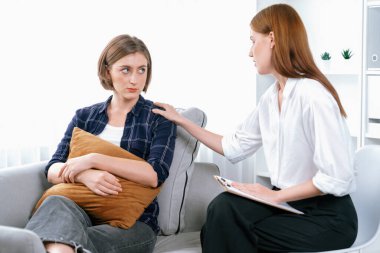 Psikolog, depresyon ya da hayattaki başarısızlıktan sonra keder tedavisi gören üzgün bir kadın. Hayal kırıklığına uğramış genç bir kadın klinikteki duygular hakkında bir psikologla konuşuyor.