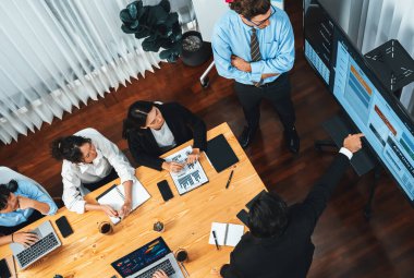 Toplantı masasındaki finansal veri raporlarını analiz eden çeşitli iş analist gruplarının geniş görüşü. İş zekası analizine göre çizelge ve grafik paneli. Çok titiz.