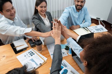 Çeşitli işletme ekipleri, kurumsal ofis toplantısında başarılı bir beşlik çakma ve mutluluk ifadeleri ile yapılan toplantıyı birlik başarısı ve profesyonel bütünlüğü temsil ederek kutluyorlar. Uyum