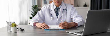Doktor, tibbi raporu laptopla dikkatlice gözden geçir ve hastaların doktor muayenehanesinde etkili bir sağlık tedavi planı için hastalık teşhisi koy. Profesyonel tıbbi değerlendirme. Neoterik