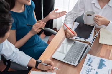 Çok ırklı analist ekibi toplantı masasındaki finansal verileri analiz etmek için BI Fintech yazılımı kullanıyor. Finansal konsol veri ekranında pazarlama göstergesi için analiz edilmiş grafikle birlikte. Uyum