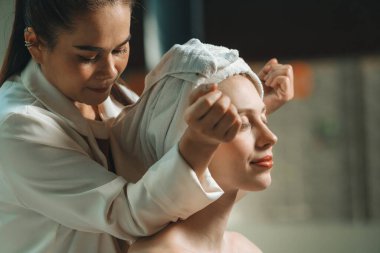 Güzel beyaz kadınlar, Taylandlı profesyonel masör tarafından rahat bir şekilde sırt masajı yapıyorlar. Huzurlu bir ortamla çevrili derin bir rahatlama içinde. - Yakın çekim. Geçmişi bulanıklaştırıyor. Huzur