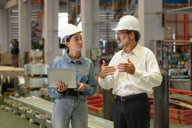 Fabrika müdürü ya da yöneticisi metal fabrikası turuna çıkıyor ve mühendislik denetçisi olarak ağır çelik endüstriyel makine gösterisi liderlik kalitesini denetliyor. Örnek gösteriliyor