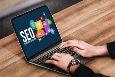 Model e-ticaret için SEO arama motoru optimizasyonu ve bilgisayar ekranında gösterilen çevrimiçi perakende işi