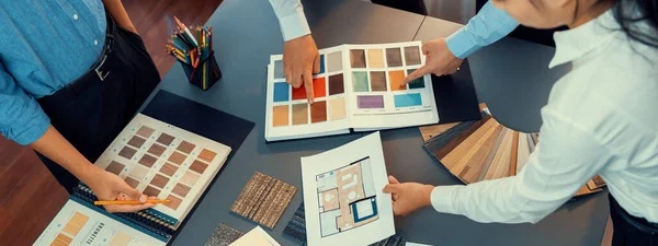 一组专业的室内设计人员和建筑师一起工作 为室内设计或翻新设计和选择办公室的色彩样品 — 图库照片