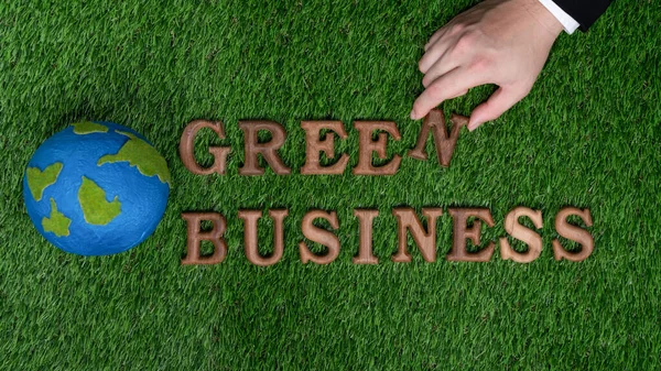 Przedsiębiorcy Układają Przesłanie Green Business Jako Koncepcję Korporacyjnego Wysiłku Rzecz — Zdjęcie stockowe