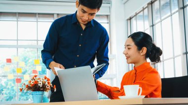İki iş adamı toplantı odasında proje stratejisi hakkında konuşuyor. İş adamı, iş yerinde iş arkadaşlarıyla proje planlamasını tartışırken aynı zamanda mali raporla ilgili sohbet ve tavsiyelerde bulunuyor. Jivy