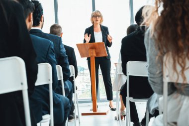 Bir grup iş adamı seminer konferansında toplanıyor. Seyirciler, çalışanların eğitim seanslarındaki eğitmenleri dinliyor. Uzman konuşmacı ile ofis çalışanları toplantısı. Jivy