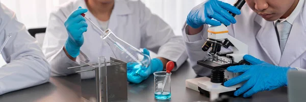 Een Groep Toegewijde Wetenschappers Voert Chemisch Experiment Uit Met Behulp — Stockfoto