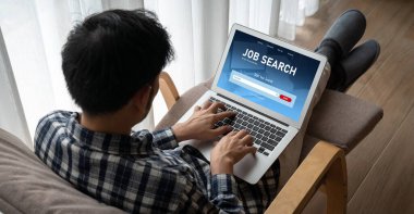 Çalışanların işe alım İnternet ağındaki iş fırsatlarını araması için mod web sitesinde online iş araması